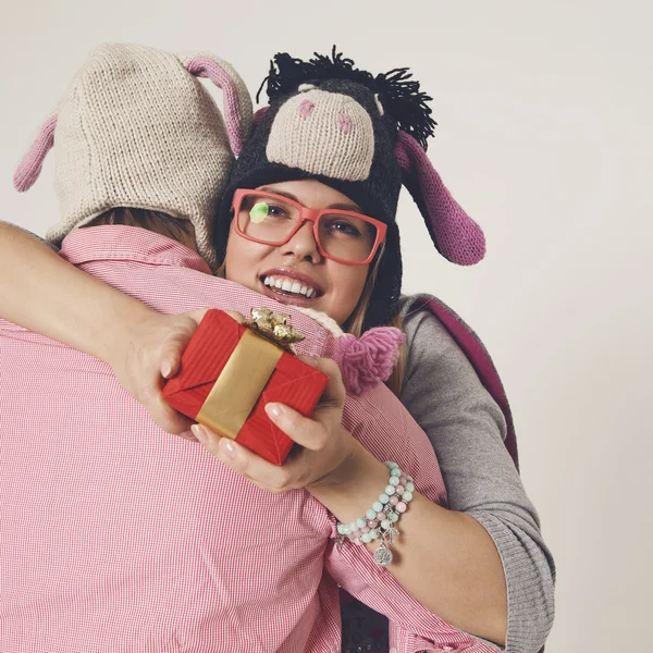 El tipo le dio a la chica un regalo para Navidad. — Foto de Stock