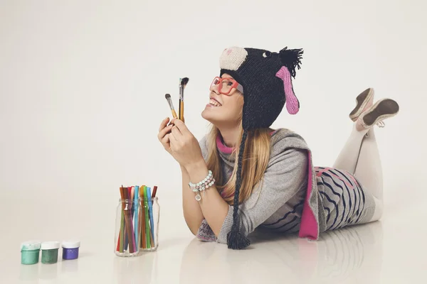 Beautiful young woman painter with brushes — Stock Photo, Image