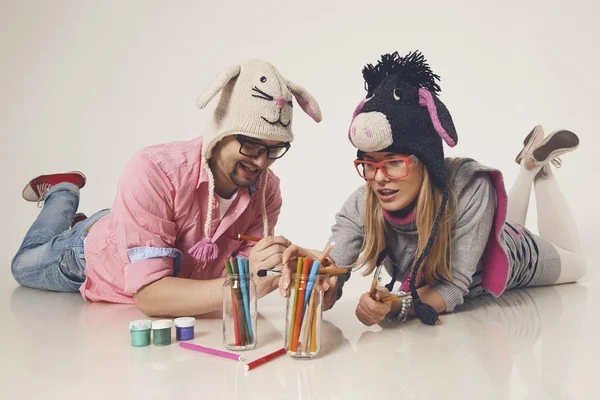 Un chico y una chica pintan colores —  Fotos de Stock