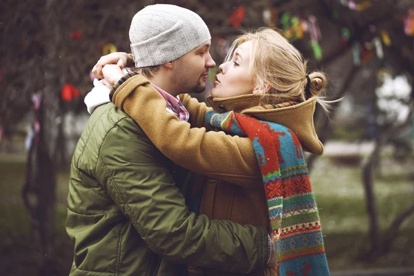 Retrato de pareja sensual joven en otoño wather. amor y beso — Foto de Stock