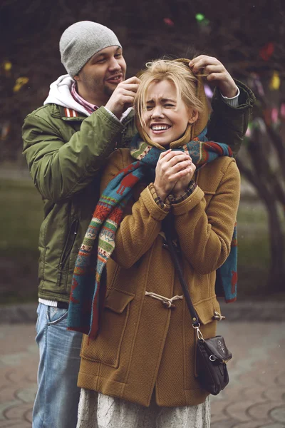 Älskare promenad. killen kram en flicka — Stockfoto