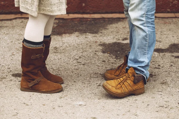 Gambe maschili e femminili durante un appuntamento — Foto Stock