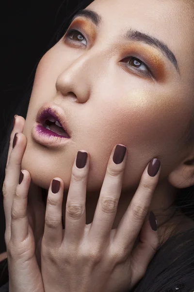 Make-up gezicht. Aziatische vrouw met perfecte make-up. mooie belijden — Stockfoto