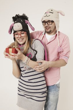 Adam tatilde kıza hediye veriyor