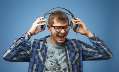 yüksek sesle müzik çalma