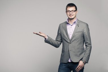 yakışıklı genç iş adamı mutlu bir gülümseme