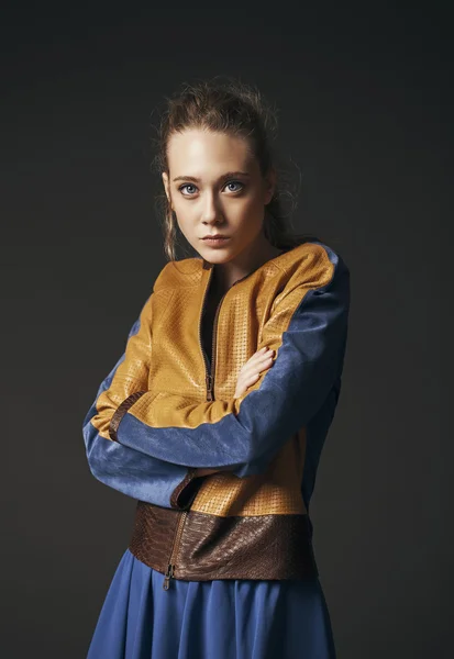 Une fille dans la veste de mode. Portrait sur le studio — Photo