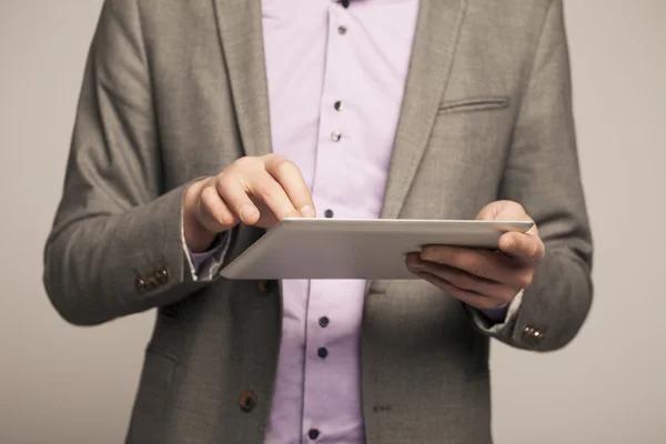 Een man en een tablet pc — Stockfoto