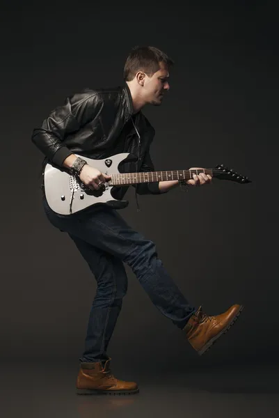 Guitarist playing guitar — Stock Photo, Image