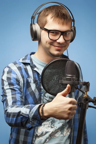 Nahaufnahme eines Mannes, der Gesang aufnimmt. Daumen hoch — Stockfoto