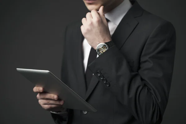 Geschäftsmann schaut auf Computer. Nahaufnahme — Stockfoto