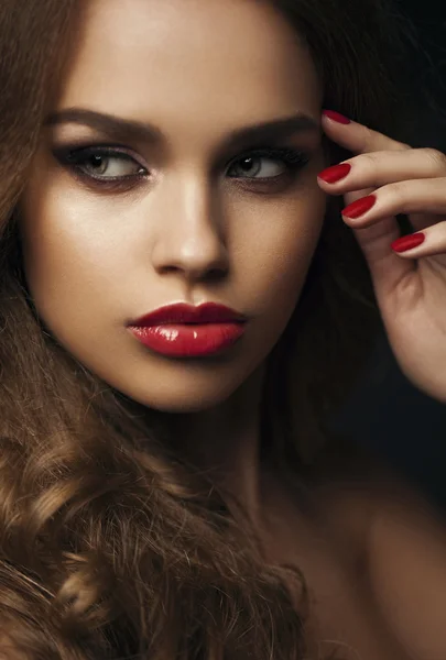 Portret van mooi meisje met rode lippen, rode manicure. Close-up — Stockfoto