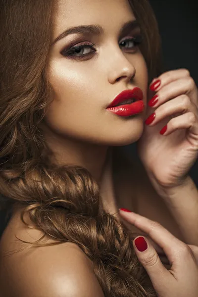 Sexy schoonheid meisje met rode lippen en nagels. provocerende make-up. l — Stockfoto