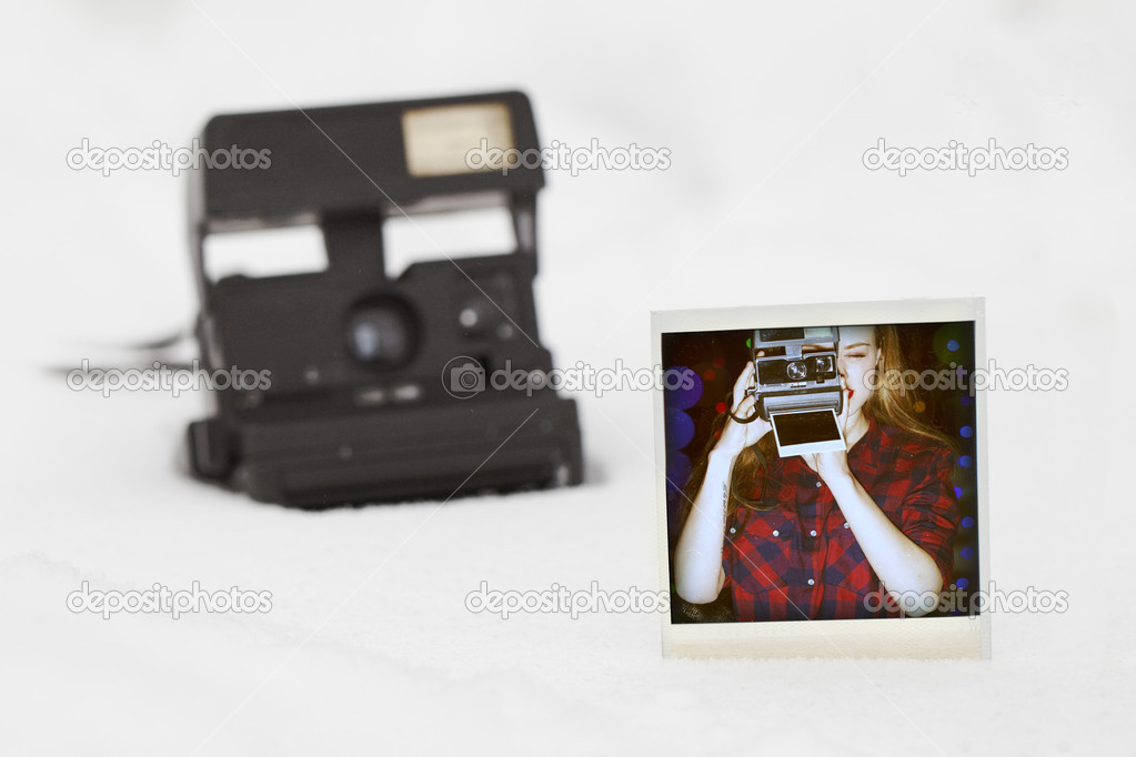 Photo libre de droit de Femme Tenant Appareil Photo Polaroid