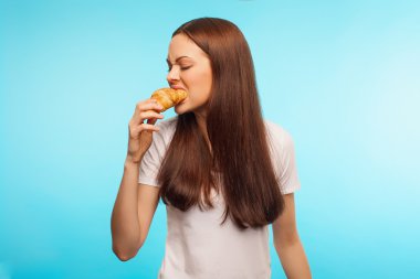 Kız ısırma kruvasan