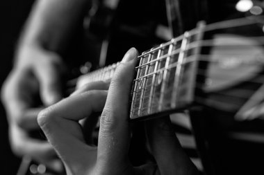 bir elektro gitar akor