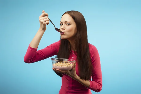 Vacker flicka och en hälsosam frukost. — Stockfoto