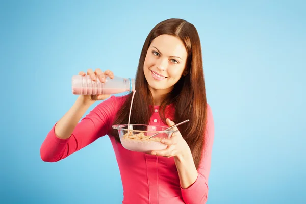 Hermosa chica con leche y cereales para el desayuno. retrato en el —  Fotos de Stock