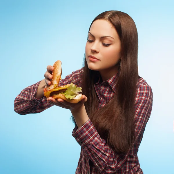 Dziewczyna przygotowuje burger. na białym tle — Zdjęcie stockowe