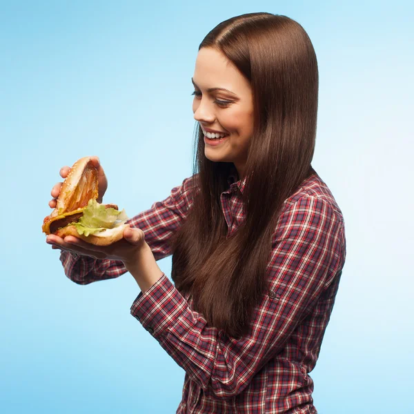 Menina prepara um hambúrguer — Fotografia de Stock