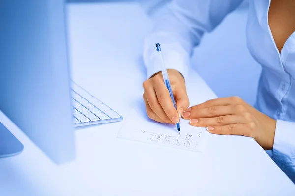 Handen schrijft een pen in een paper — Stockfoto