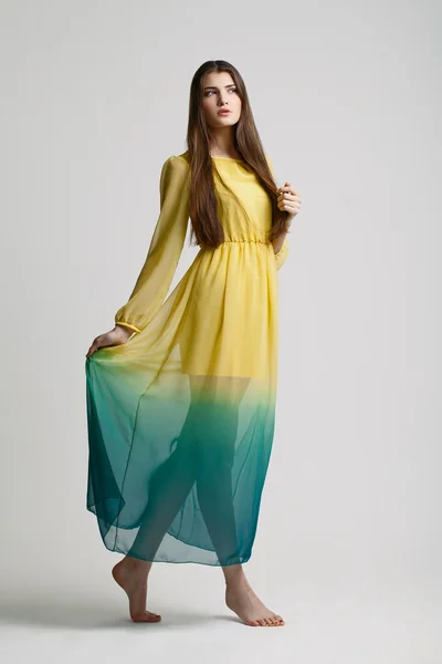 Het mooie jonge meisje in een modieuze jurk. studio portret — Stockfoto