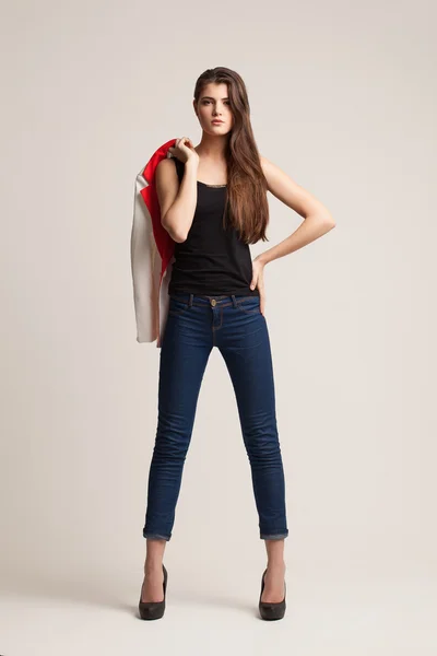 En vacker ung flicka poserar i studio. kläder advertizing. c — Stockfoto