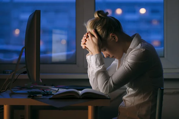 Den unga flickan i slutet av arbetsdagen — Stockfoto