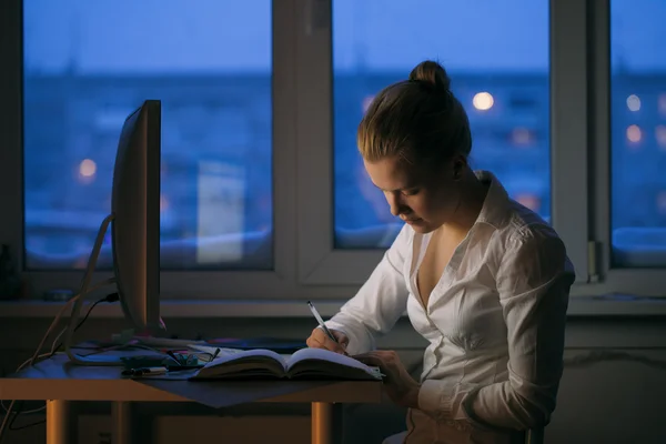 La ragazza alla fine della giornata lavorativa — Foto Stock