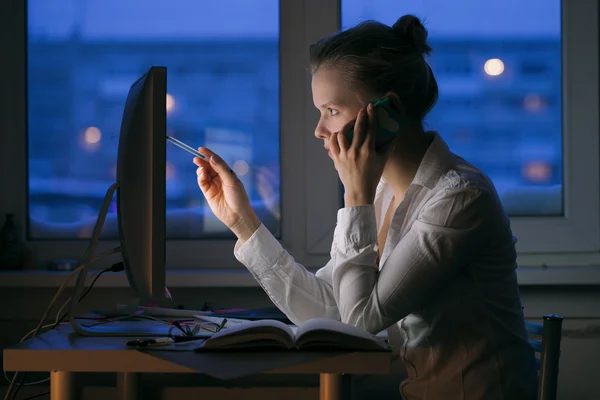 Girl working in office — Stock Photo, Image