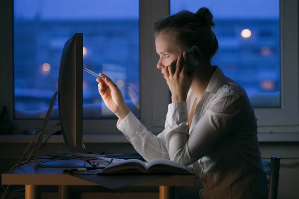 Ragazza che lavora in ufficio — Foto Stock