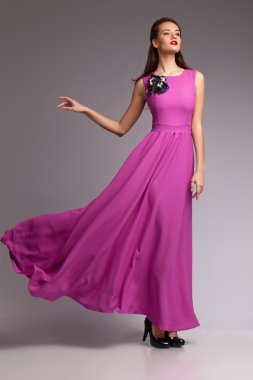 Kırmızı elbiseli kız. portre. Stüdyo. moda