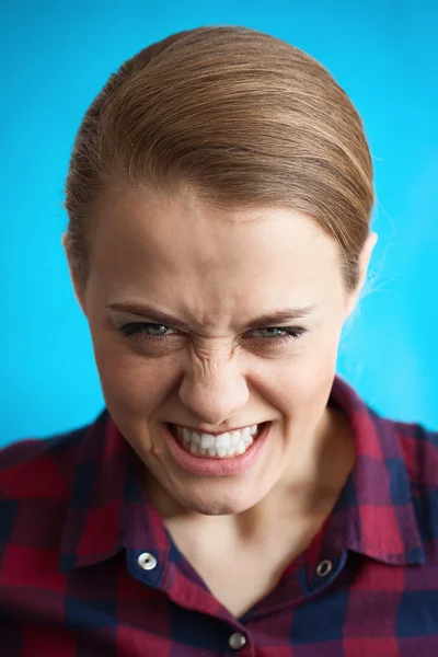 Tiro na cabeça de uma mulher jovem e zangada — Fotografia de Stock