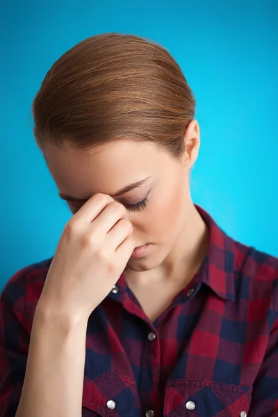 Retrato de la chica. Fatiga, depresión, dolor de cabeza . — Foto de Stock