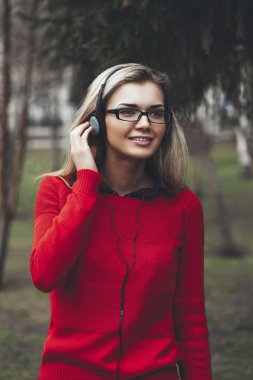 genç kız sokakta mp3 çalar müzik