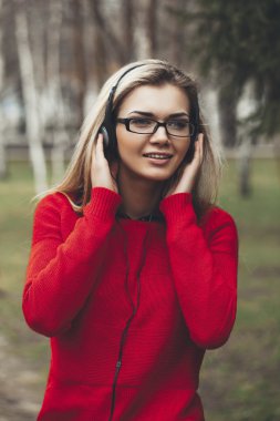 güzel kız sokakta mp3 çalar müzik