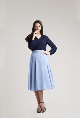 gri arka plan üzerinde poz elbiseli genç bayan. seksi