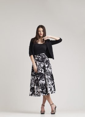 gri arka plan üzerinde poz elbiseli genç bayan