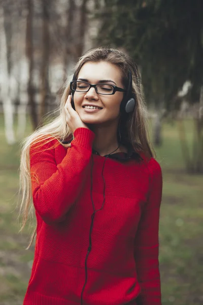 Hermosa chica escuchando reproductor de MP3 — Foto de Stock