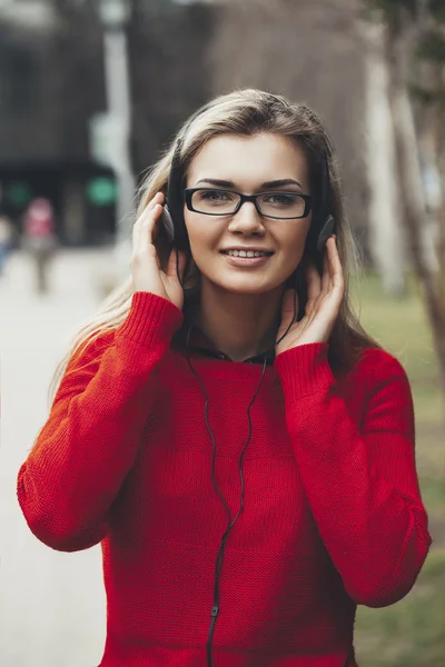 Girl listening to MP3 player — Stock Photo, Image