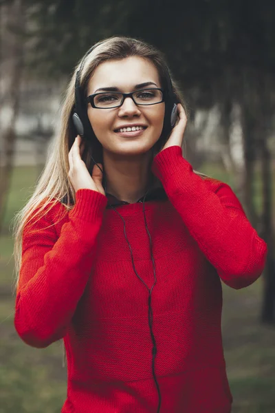 公園に mp3 プレーヤーを聴いている美しい女の子 — ストック写真