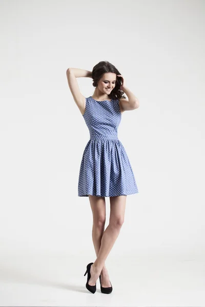 Ung dam i klänning poserar — Stockfoto