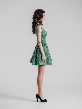  renkli elbiseli esmer Bayan. moda portre Studio. dres