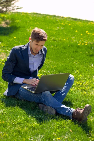 Joven hombre de negocios en la hierba. estilo de moda . —  Fotos de Stock