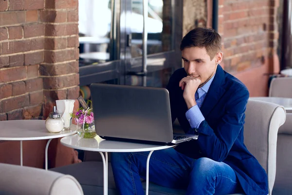 Un joven hombre de negocios en la cafetería. estilo de moda. Hablando sk —  Fotos de Stock