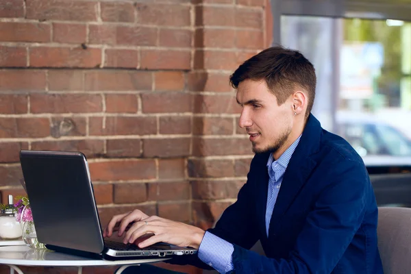 Business man in the coffe house. fashion style. talking skype. — Stock Photo, Image