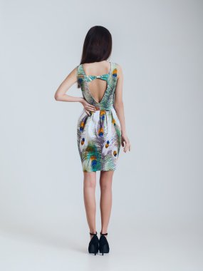 Kız güzel bir elbise. Katalog çekimi. Beyaz arkasında izole