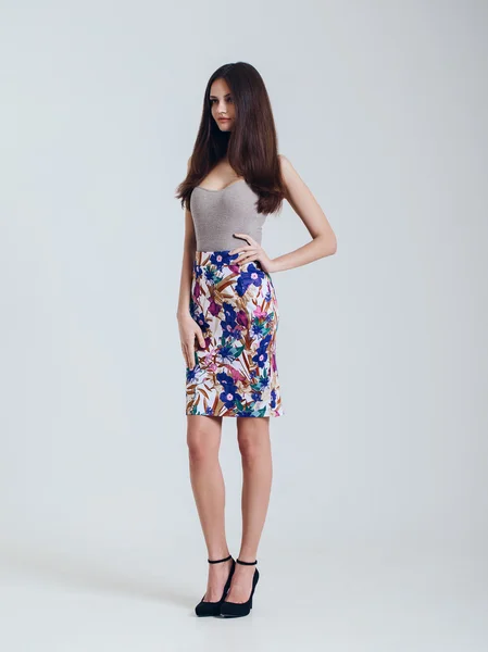 Flicka i vacker kjol. Katalog skjuta. Vogue — Stockfoto
