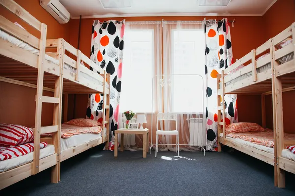 Hostelkamer met uitzicht op de stad. kleur kamer. lichte interieur — Stockfoto