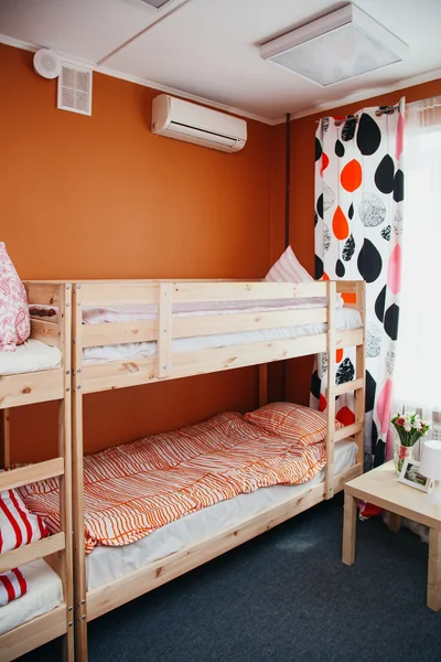 Kamar Hostel dengan pemandangan kota. Ruang warna. Interior terang — Stok Foto